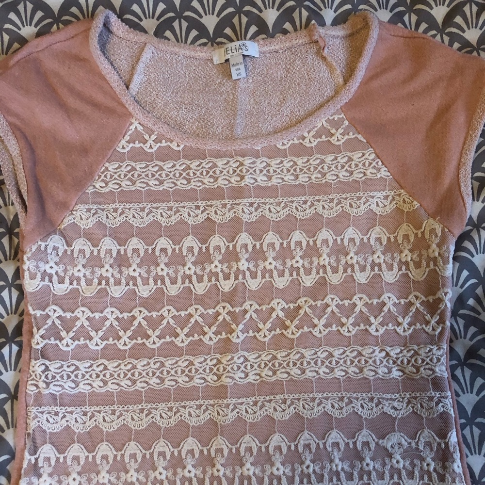 🌟3/$20 Lacey Short-sleeve top